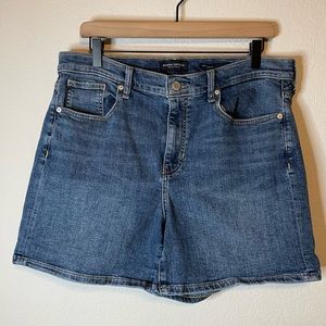 Banana Republic Premium Denim Mid Rise 3” Shorts Jean Mom Shorts Size 32
